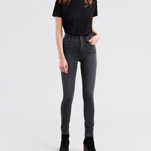 Dark grey Levi’s skinny jeans